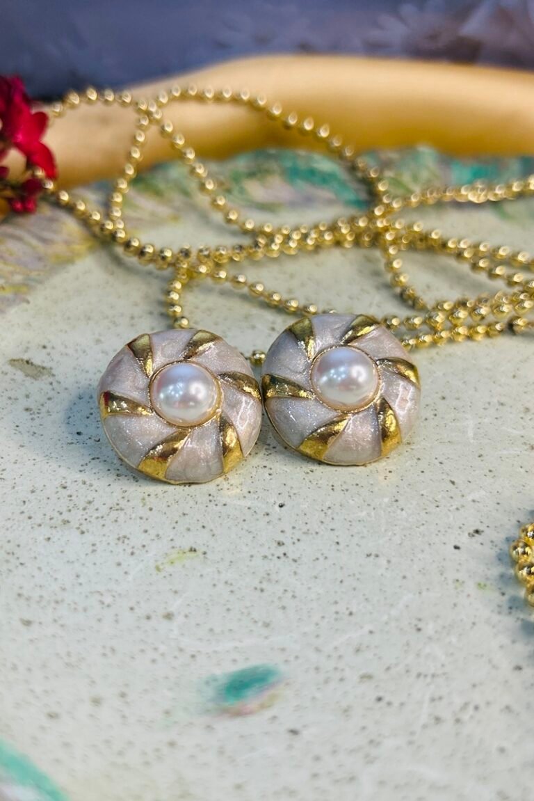 Silver wheel shap stud (2)