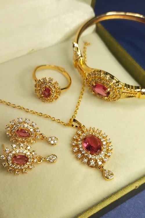 Elegant golden locket set with raspberry pink stone(1)